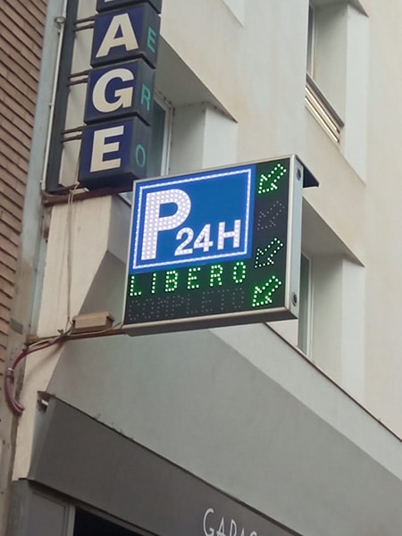 cartelli-luminosi-per-garage-riservato-ai-clienti-monza