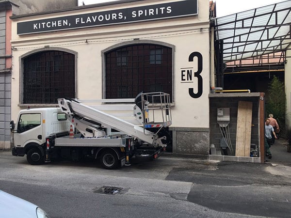 insegna-kitchen-flavours-spirits